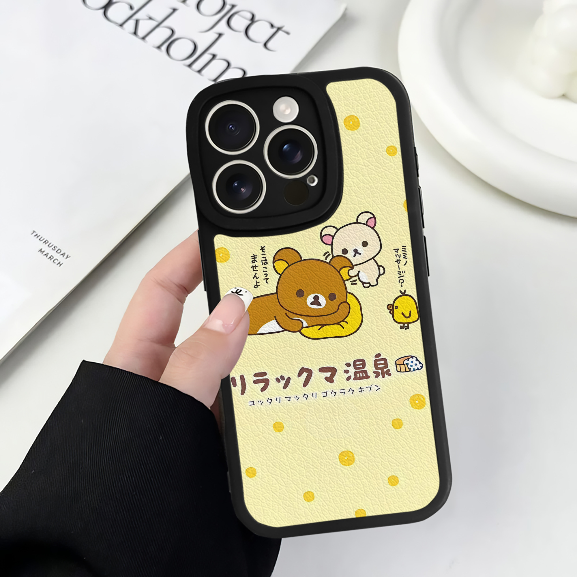（画像用） リラックマ リラックマ キイロイトリ Rilakkuma Korilakkuma Kiiroitori 【iPhone 16シリーズ対応】シリコンスマホケース（レザー調） 材質：シリコン